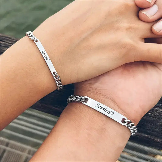 Personligt armband med duo håller händer